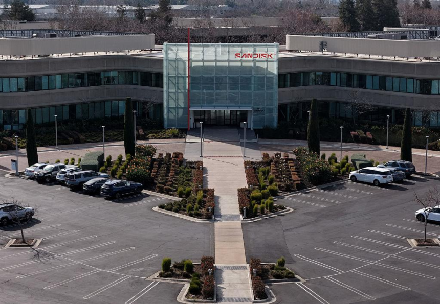 SNDK Stock Outlook 2026: AI Boom Fuels Gains